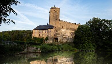 hrad kost český ráj rybník