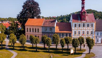 Ze Železnice na zříceninu Bradlec